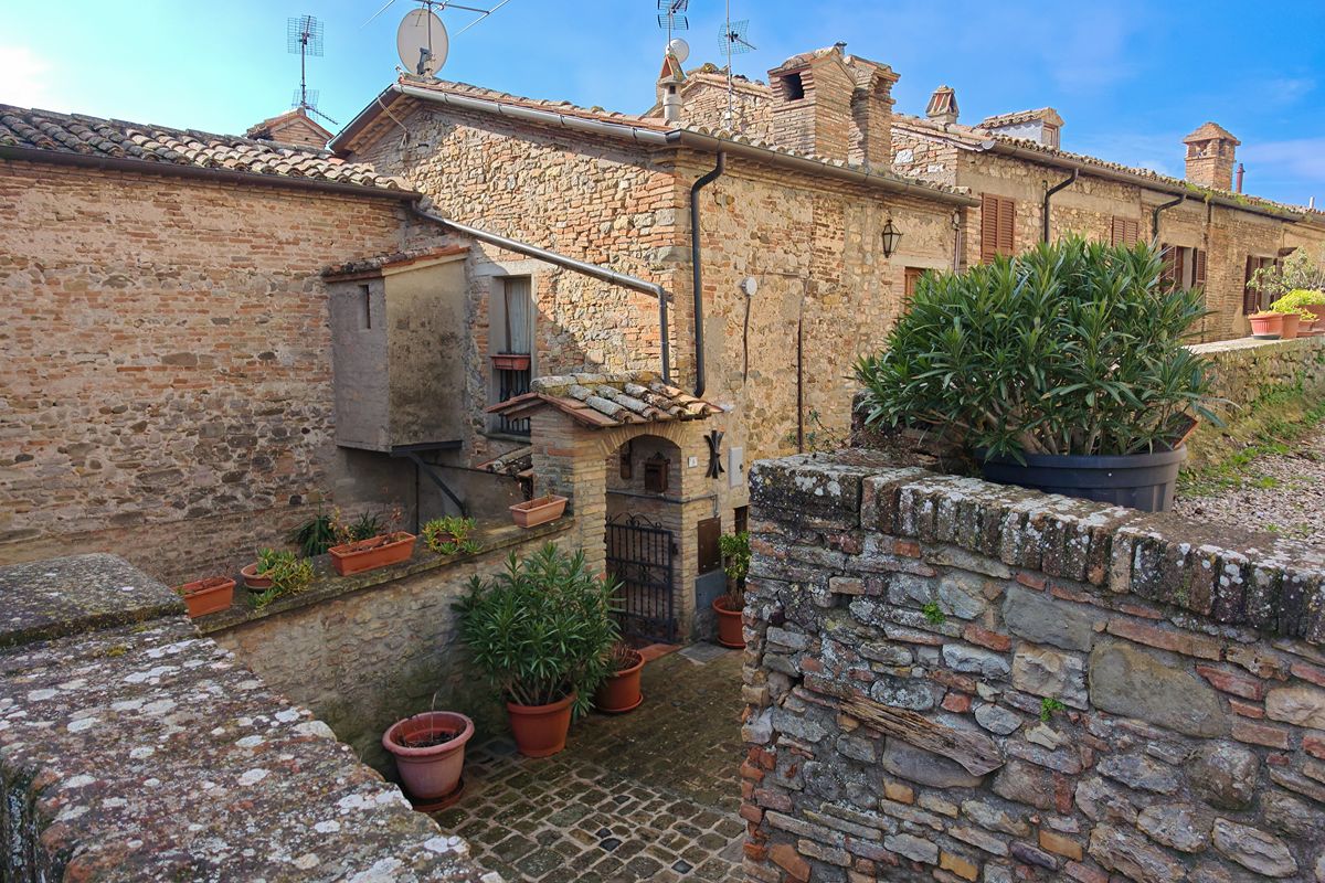 Arroccato tra le colline dell'Umbria, questo borgo medievale custodisce secoli di storia e fascino senza tempo