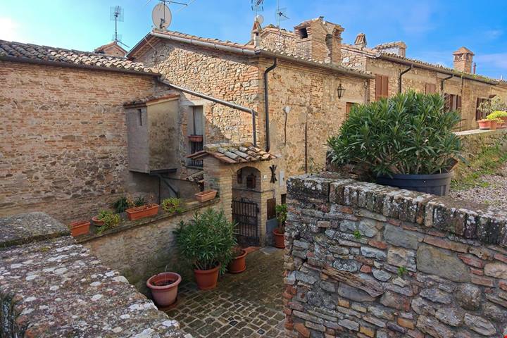 Arroccato tra le colline dell'Umbria, questo borgo medievale custodisce secoli di storia e fascino senza tempo