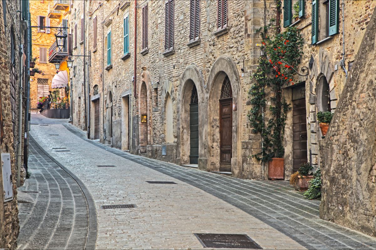 Arroccato tra le colline dell'Umbria, questo borgo medievale custodisce secoli di storia e fascino senza tempo