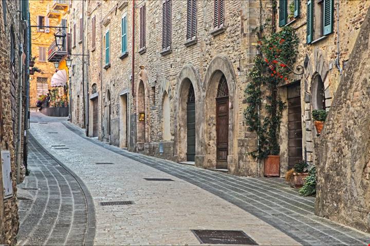 Arroccato tra le colline dell'Umbria, questo borgo medievale custodisce secoli di storia e fascino senza tempo