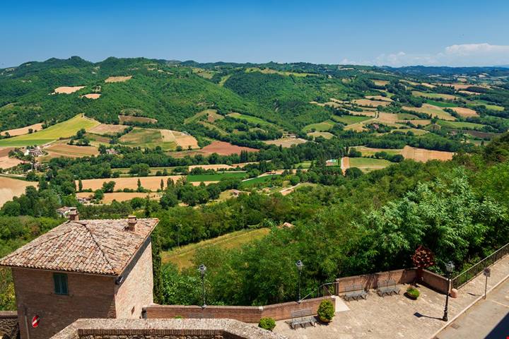 Arroccato tra le colline dell'Umbria, questo borgo medievale custodisce secoli di storia e fascino senza tempo