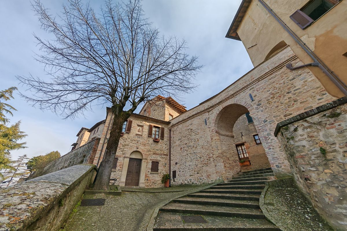 Arroccato tra le colline dell'Umbria, questo borgo medievale custodisce secoli di storia e fascino senza tempo