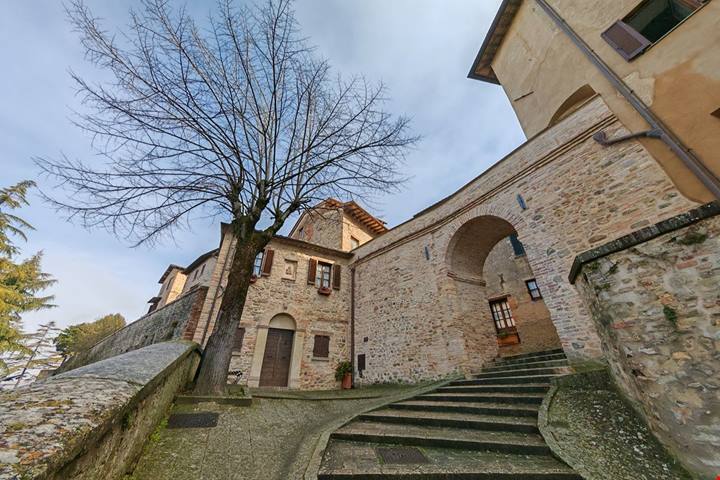 Arroccato tra le colline dell'Umbria, questo borgo medievale custodisce secoli di storia e fascino senza tempo