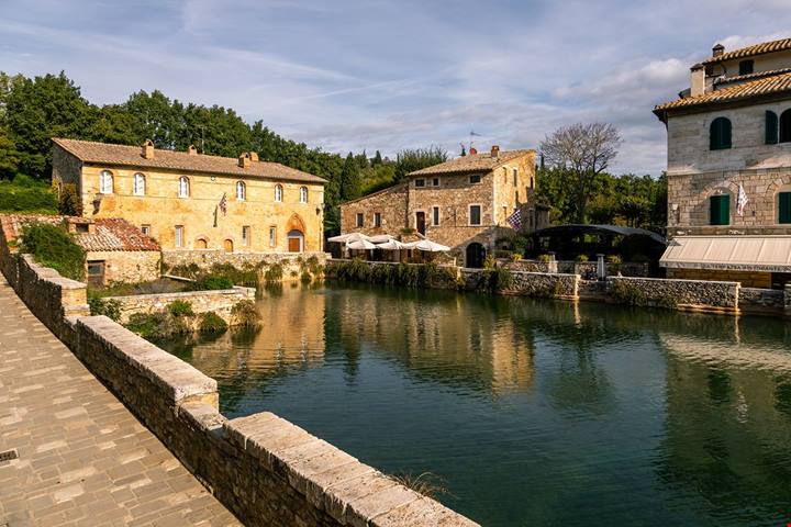 Qui l’acqua calda esce in piazza: il borgo termale dove il vapore fa parte del paesaggio