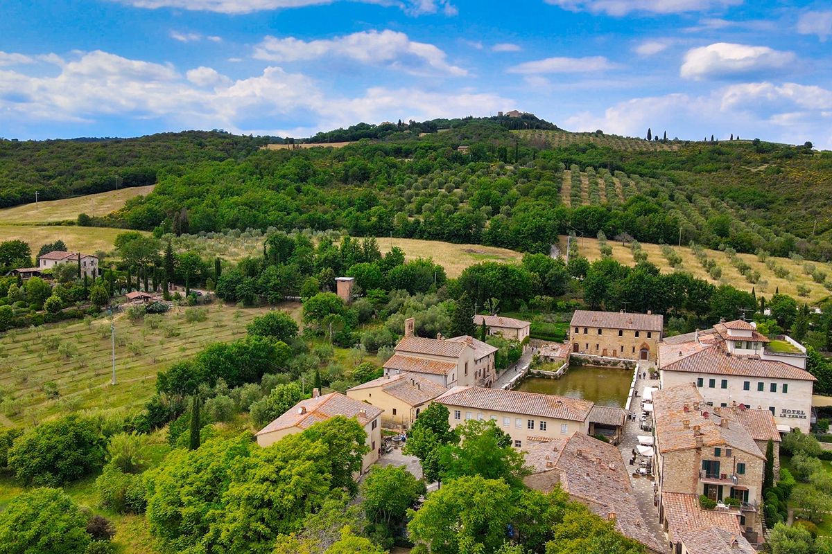 Qui l’acqua calda esce in piazza: il borgo termale dove il vapore fa parte del paesaggio