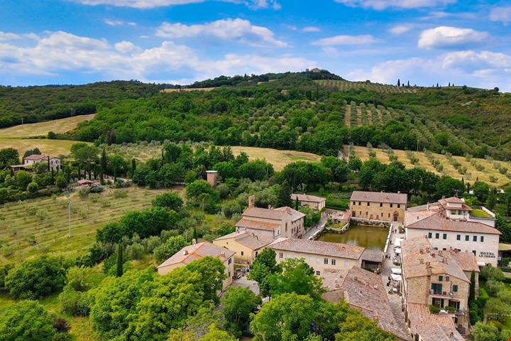 Qui l’acqua calda esce in piazza: il borgo termale dove il vapore fa parte del paesaggio
