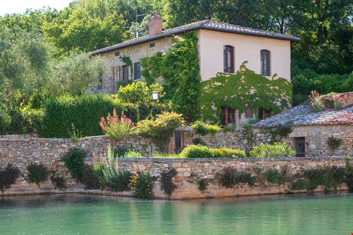 Qui l’acqua calda esce in piazza: il borgo termale dove il vapore fa parte del paesaggio