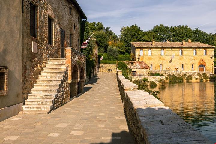 Qui l’acqua calda esce in piazza: il borgo termale dove il vapore fa parte del paesaggio