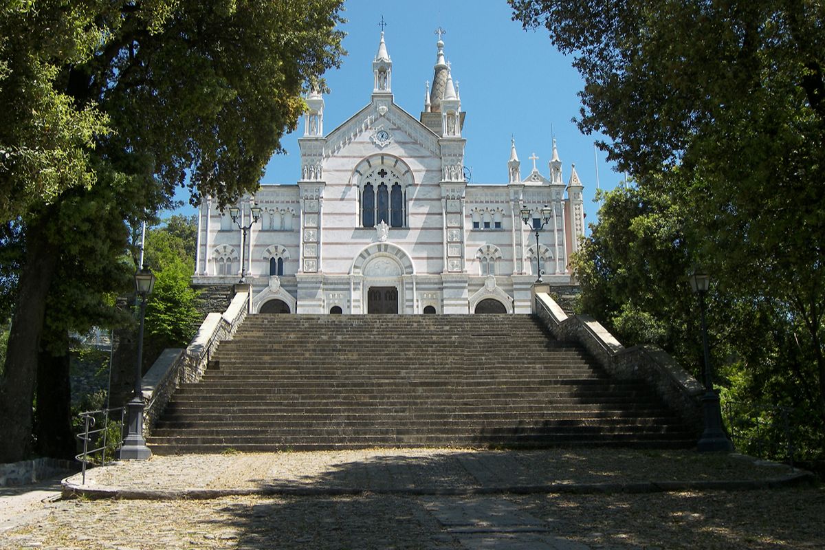 Preghiere con vista: sulle coste di Rapallo c'è un santuario panoramico dove si arriva in funivia