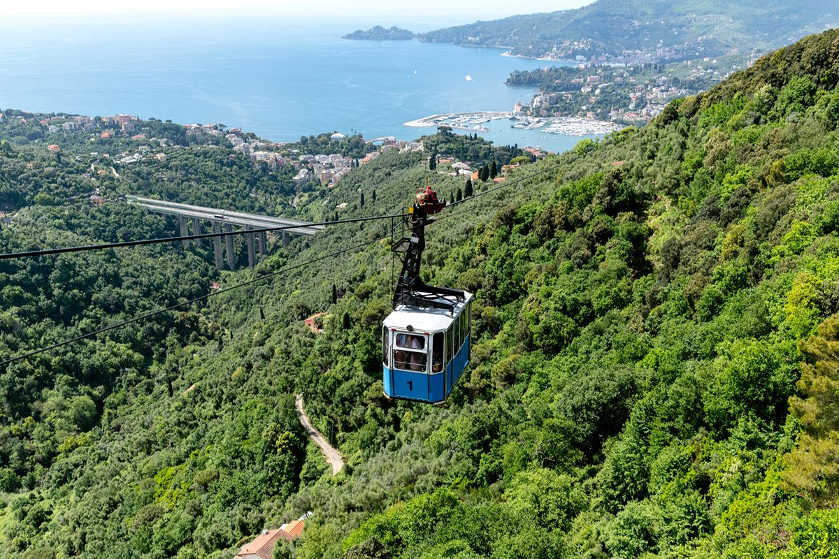 Preghiere con vista: sulle coste di Rapallo c'è un santuario panoramico dove si arriva in funivia