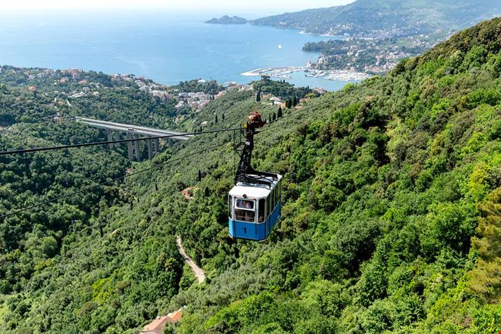 Preghiere con vista: sulle coste di Rapallo c'è un santuario panoramico dove si arriva in funivia