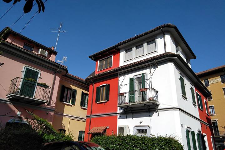 La piccola Burano in mezzo a Milano: questa stradina è una esplosione di colore tra i palazzi di città
