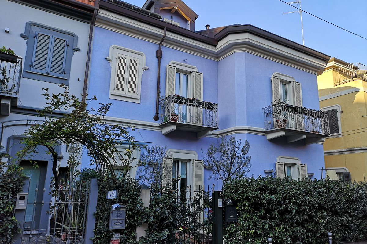 La piccola Burano in mezzo a Milano: questa stradina è una esplosione di colore tra i palazzi di città