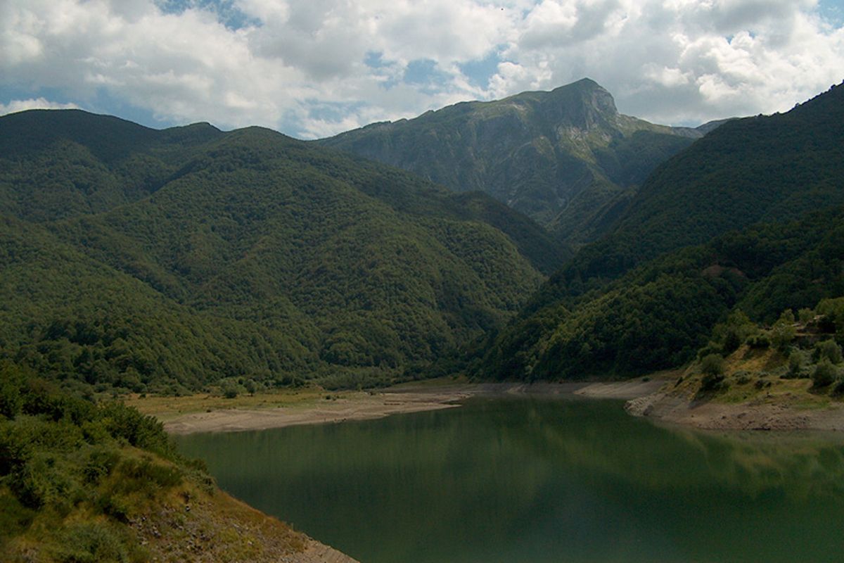 Ci arrivi solo quando l’acqua si ritira: il luogo fantasma che l’Italia nasconde sotto un lago