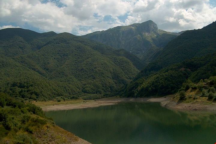 Ci arrivi solo quando l’acqua si ritira: il luogo fantasma che l’Italia nasconde sotto un lago