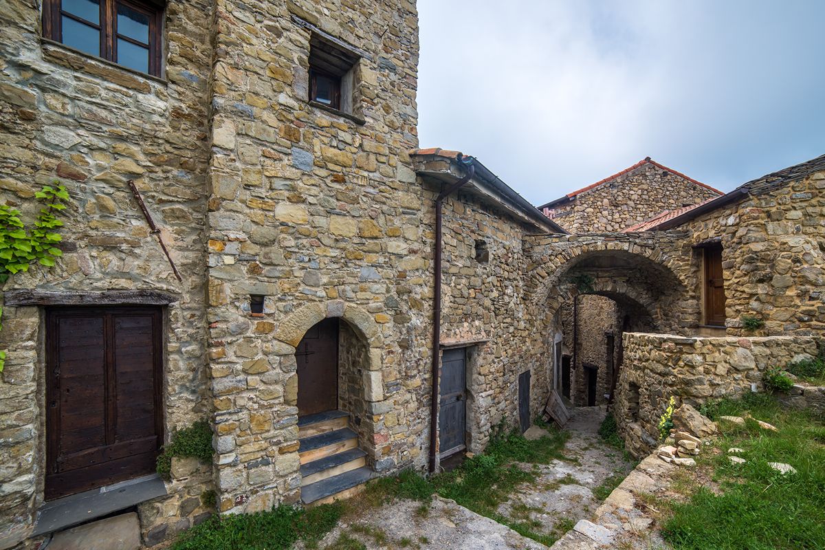 Se pensavi che la Liguria fosse solo mare, il suo borgo pragmatico ti farà cambiare idea