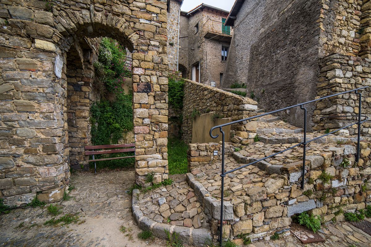 Se pensavi che la Liguria fosse solo mare, il suo borgo pragmatico ti farà cambiare idea
