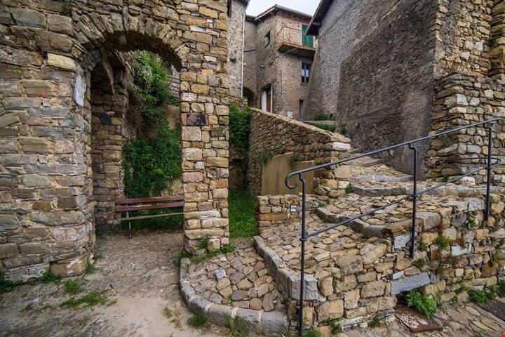 Se pensavi che la Liguria fosse solo mare, il suo borgo pragmatico ti farà cambiare idea