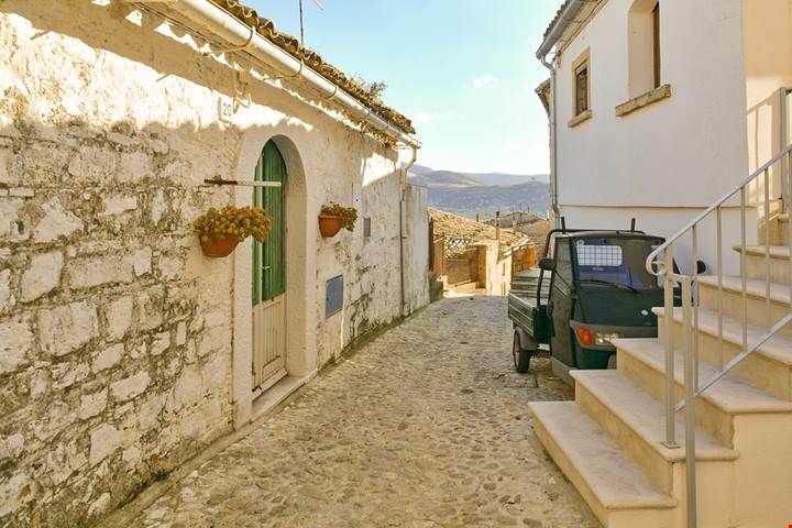In Puglia c'è un borgo che sembra un set cinematografico: qui si passeggia tra i portali scolpiti