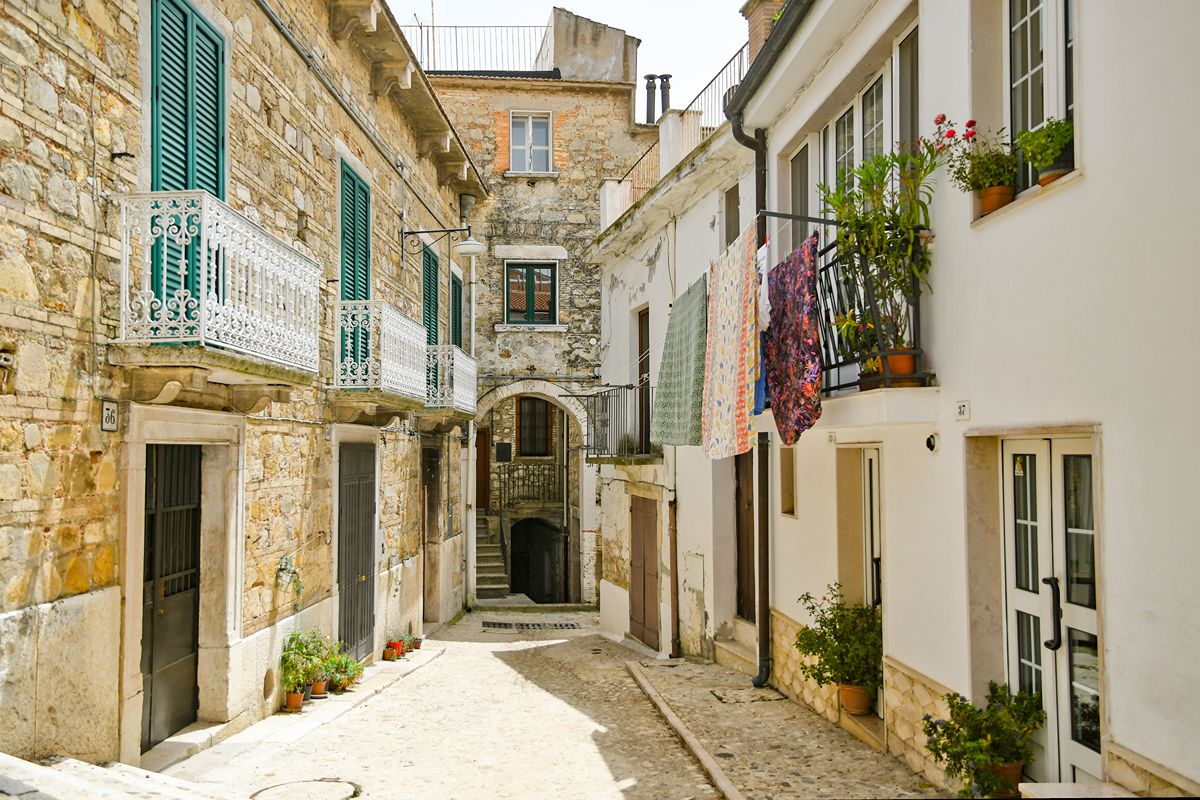 In Puglia c'è un borgo che sembra un set cinematografico: qui si passeggia tra i portali scolpiti