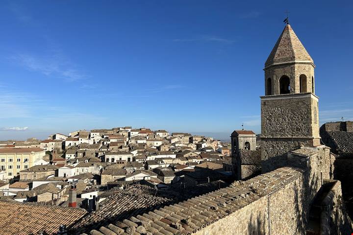 In Puglia c'è un borgo che sembra un set cinematografico: qui si passeggia tra i portali scolpiti