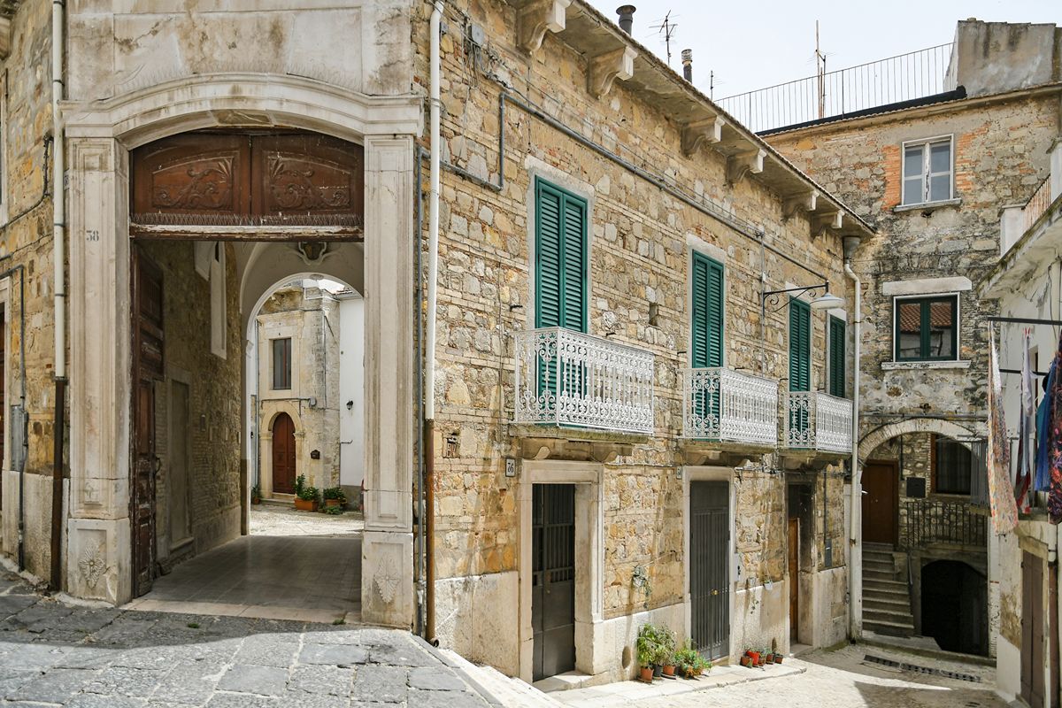 In Puglia c'è un borgo che sembra un set cinematografico: qui si passeggia tra i portali scolpiti