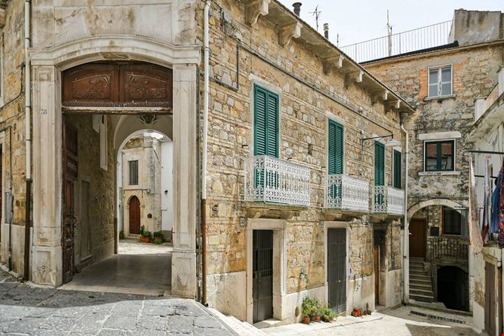 In Puglia c'è un borgo che sembra un set cinematografico: qui si passeggia tra i portali scolpiti