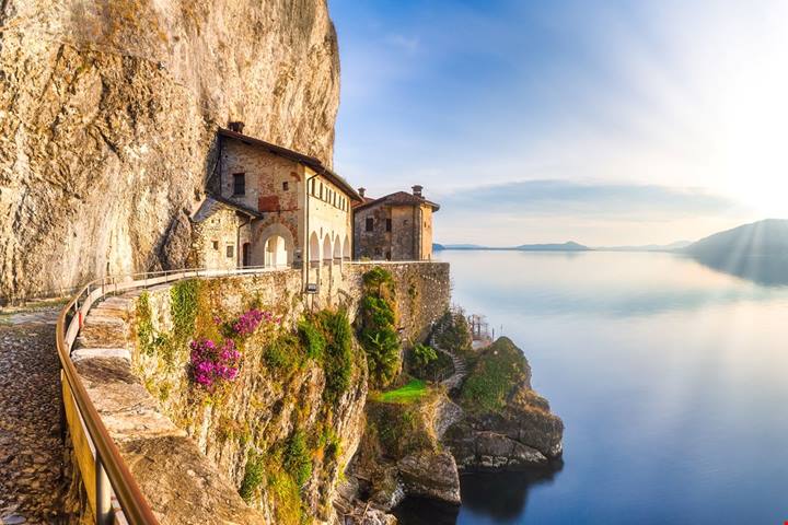Il monastero nascosto tra le rocce: sembra nato per sparire nel silenzio della montagna