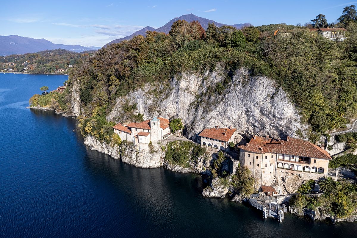 Il monastero nascosto tra le rocce: sembra nato per sparire nel silenzio della montagna