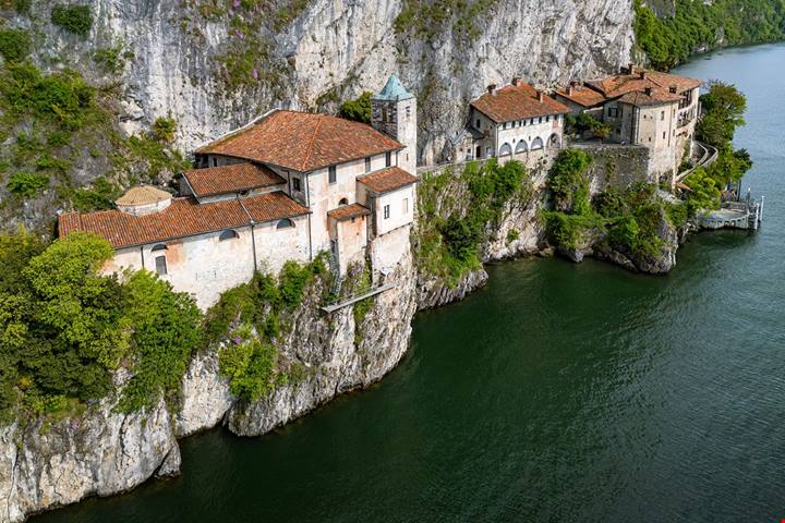 Il monastero nascosto tra le rocce: sembra nato per sparire nel silenzio della montagna