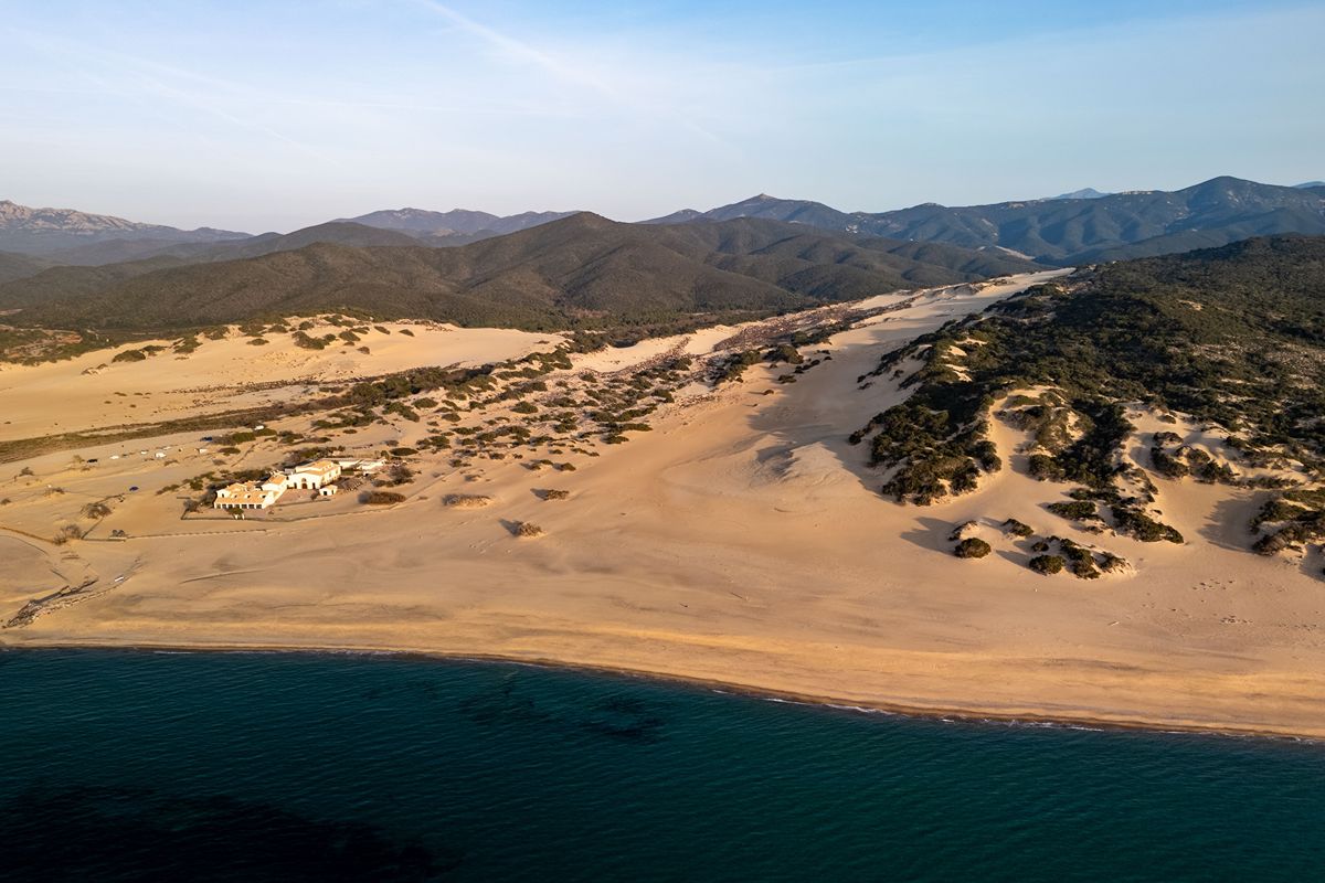 Non è il deserto, ma la Sardegna: sull'isola ci sono delle dune di sabbia che arrivano fino a 100 metri d'altezza