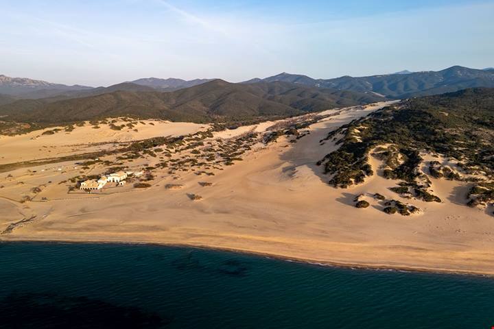 Non è il deserto, ma la Sardegna: sull'isola ci sono delle dune di sabbia che arrivano fino a 100 metri d'altezza