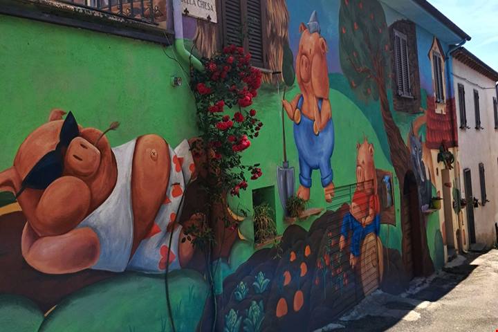 Il borgo dove i muri diventano una mappa di fiabe: ogni casa sembra raccontare una storia diversa
