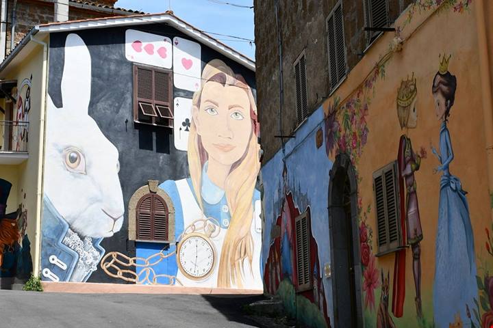 Il borgo dove i muri diventano una mappa di fiabe: ogni casa sembra raccontare una storia diversa