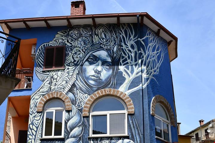 Il borgo dove i muri diventano una mappa di fiabe: ogni casa sembra raccontare una storia diversa