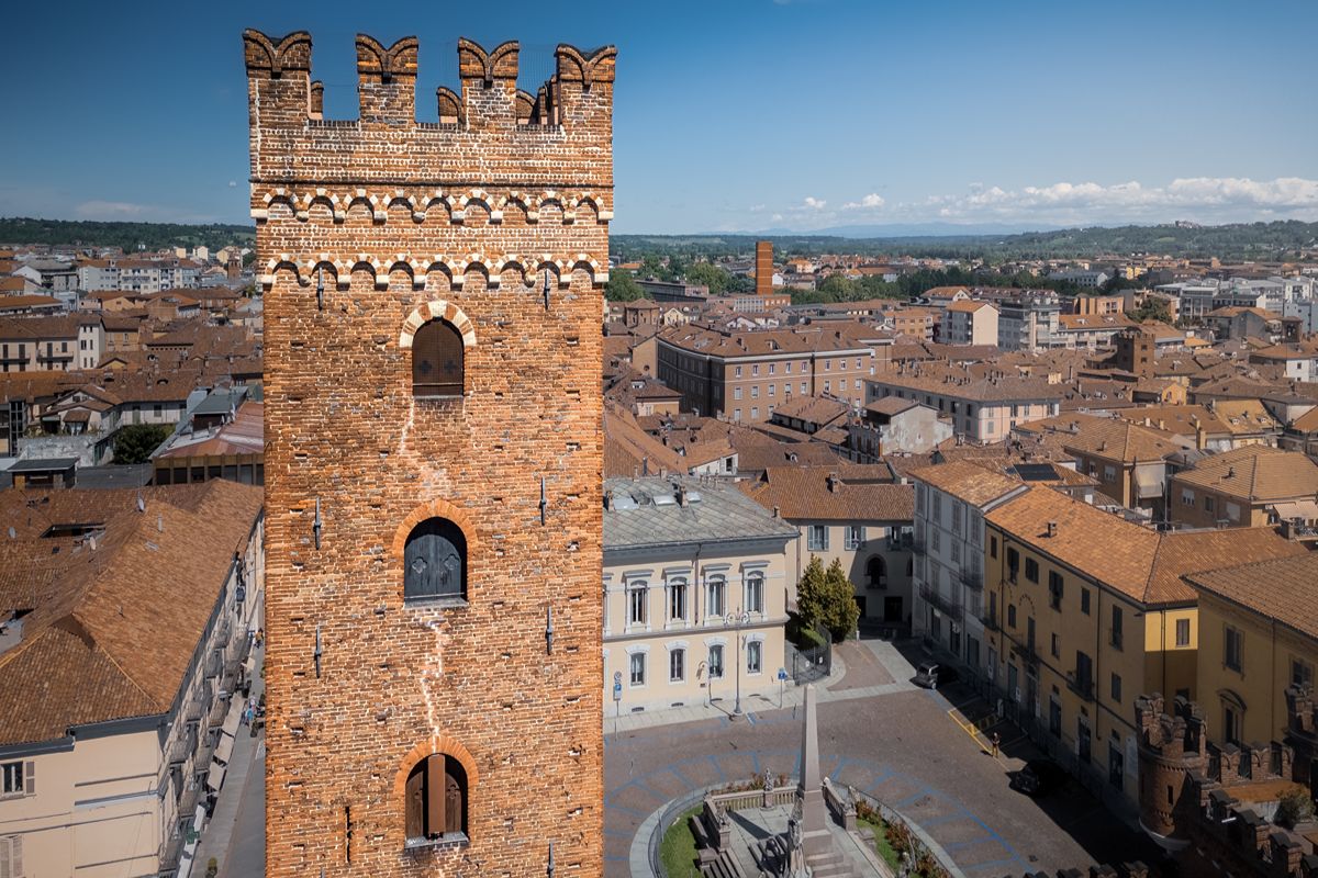 Alta ben 44 metri, è dal Duecento il simbolo della città: una volta in cima ti aspetta un panorama mozzafiato
