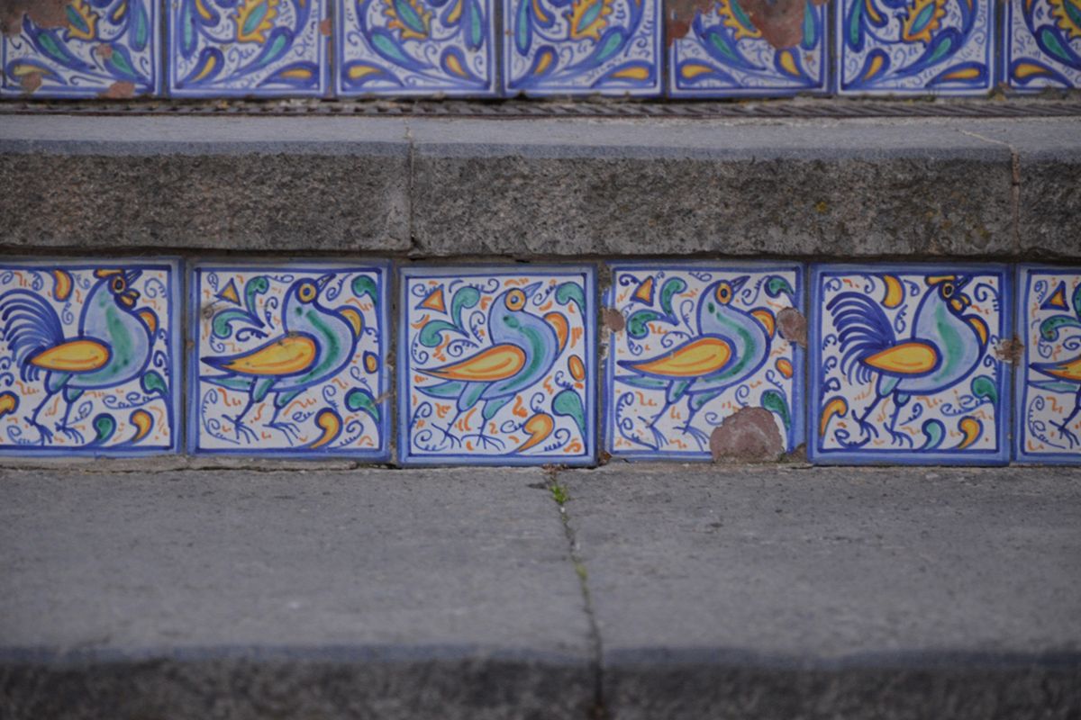 Qui ogni gradino è una piastrella: la scalinata siciliana che sembra un tappeto di colori