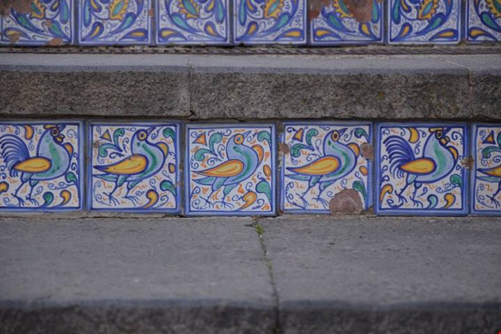 Qui ogni gradino è una piastrella: la scalinata siciliana che sembra un tappeto di colori