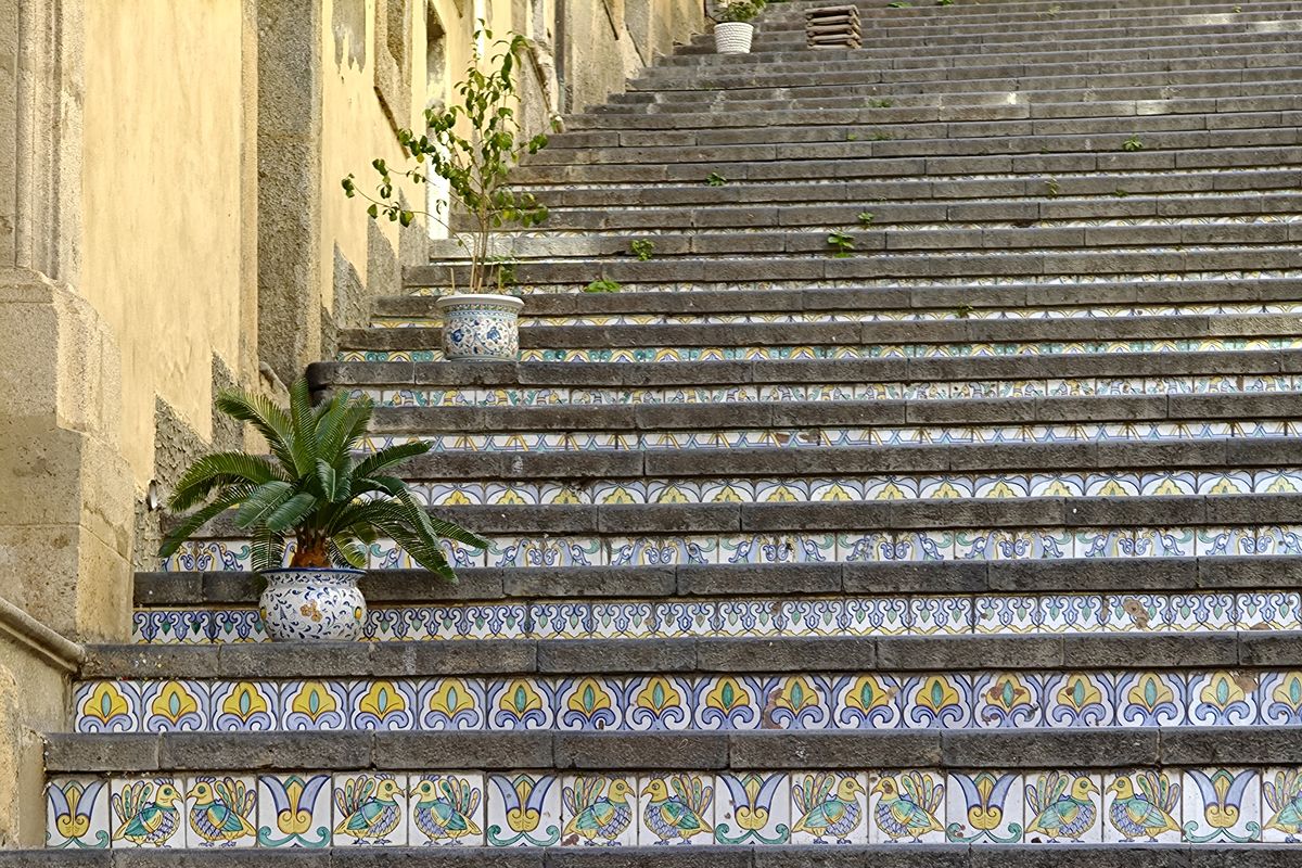 Qui ogni gradino è una piastrella: la scalinata siciliana che sembra un tappeto di colori