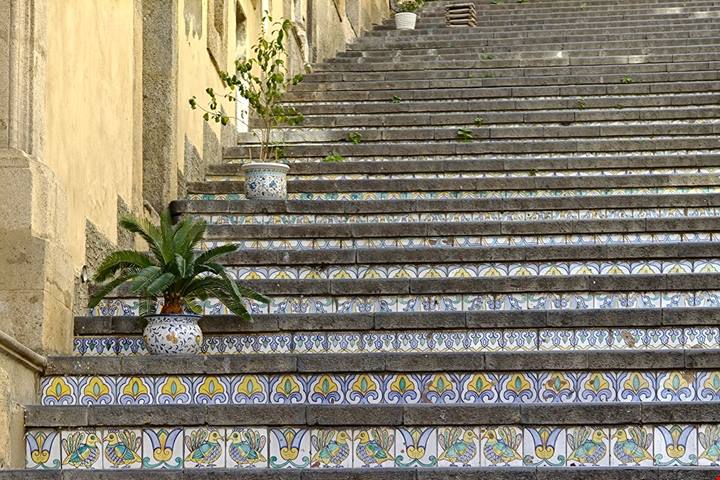 Qui ogni gradino è una piastrella: la scalinata siciliana che sembra un tappeto di colori