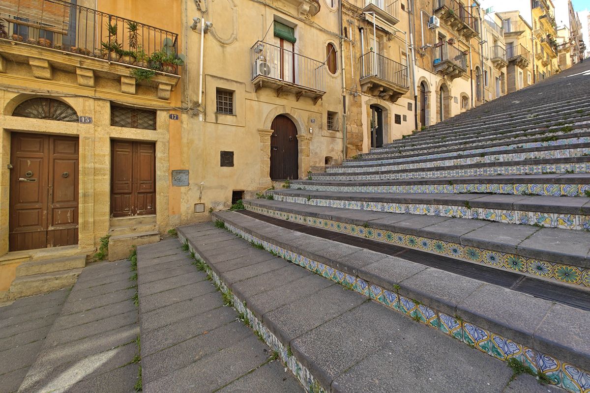 Qui ogni gradino è una piastrella: la scalinata siciliana che sembra un tappeto di colori