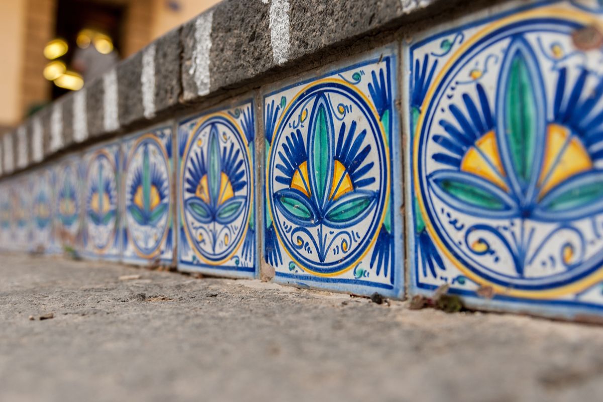 Qui ogni gradino è una piastrella: la scalinata siciliana che sembra un tappeto di colori
