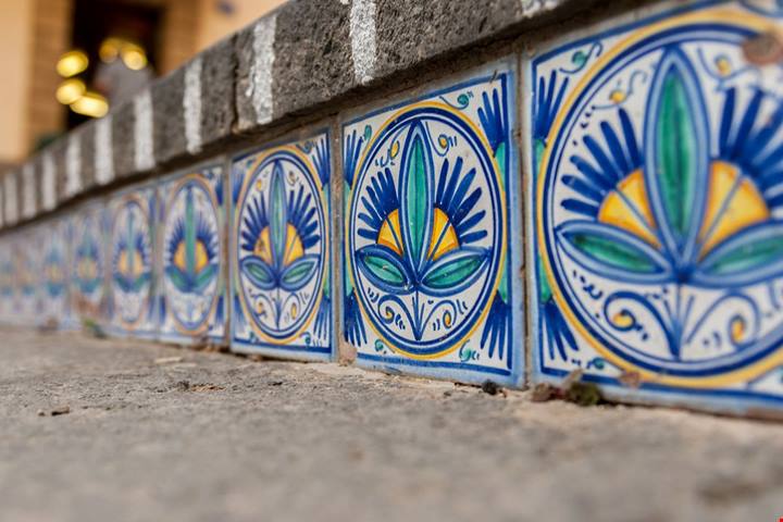 Qui ogni gradino è una piastrella: la scalinata siciliana che sembra un tappeto di colori