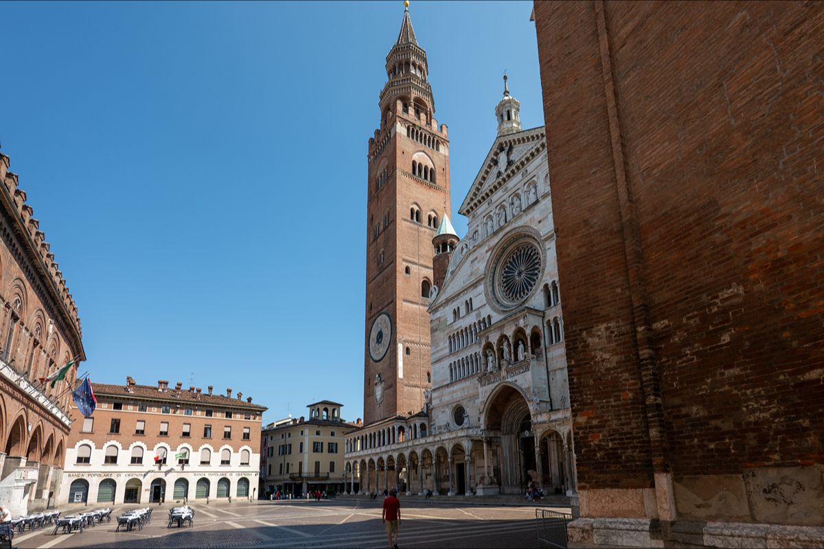 Completato nel 1309, è ancora oggi il più alto della città: a 112 metri per ammirare dall'alto la città dei violini