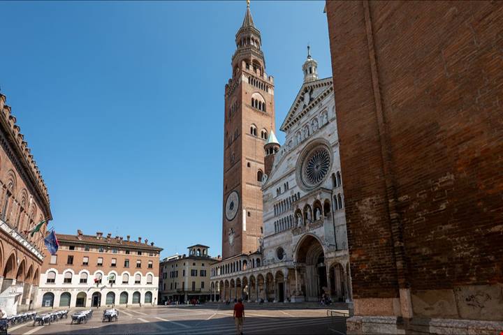 Completato nel 1309, è ancora oggi il più alto della città: a 112 metri per ammirare dall'alto la città dei violini