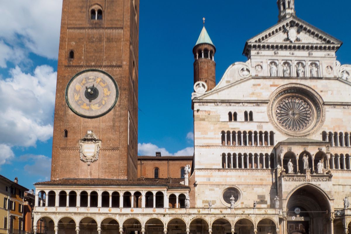Completato nel 1309, è ancora oggi il più alto della città: a 112 metri per ammirare dall'alto la città dei violini