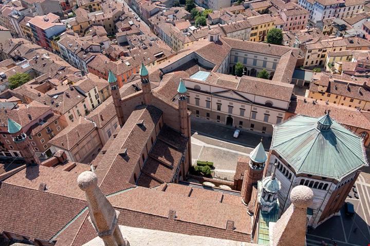 Completato nel 1309, è ancora oggi il più alto della città: a 112 metri per ammirare dall'alto la città dei violini