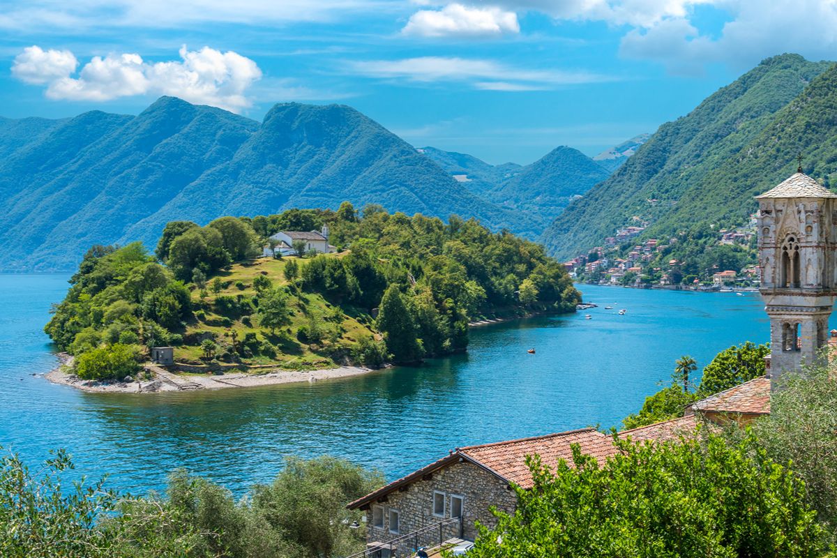 Dai resti romani ai boschi incontaminati, sul lago di Como c'è una piccola isola che ti aspetta in autunno