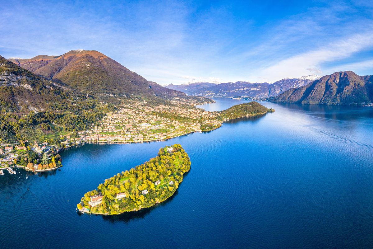 Dai resti romani ai boschi incontaminati, sul lago di Como c'è una piccola isola che ti aspetta in autunno