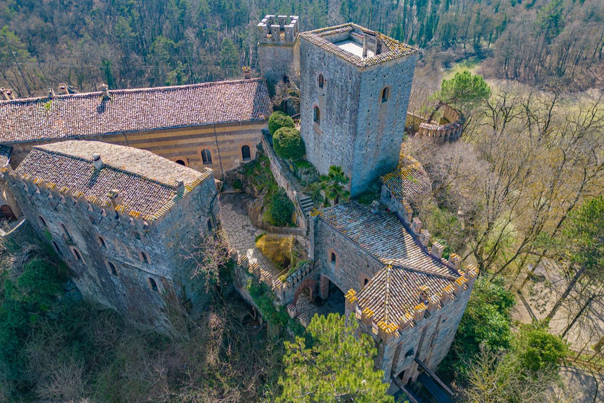 Un castello nel bosco, una scala segreta e una storia che sembra scritta per un romanzo